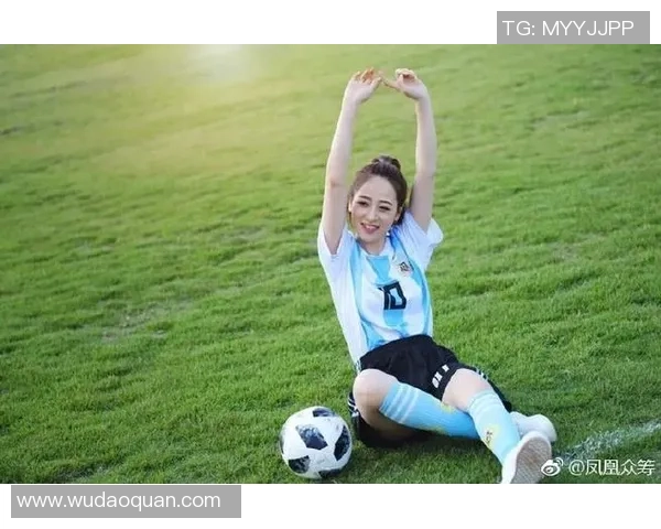 足球明星与时尚女生手拿包的完美搭配展现运动与潮流的结合